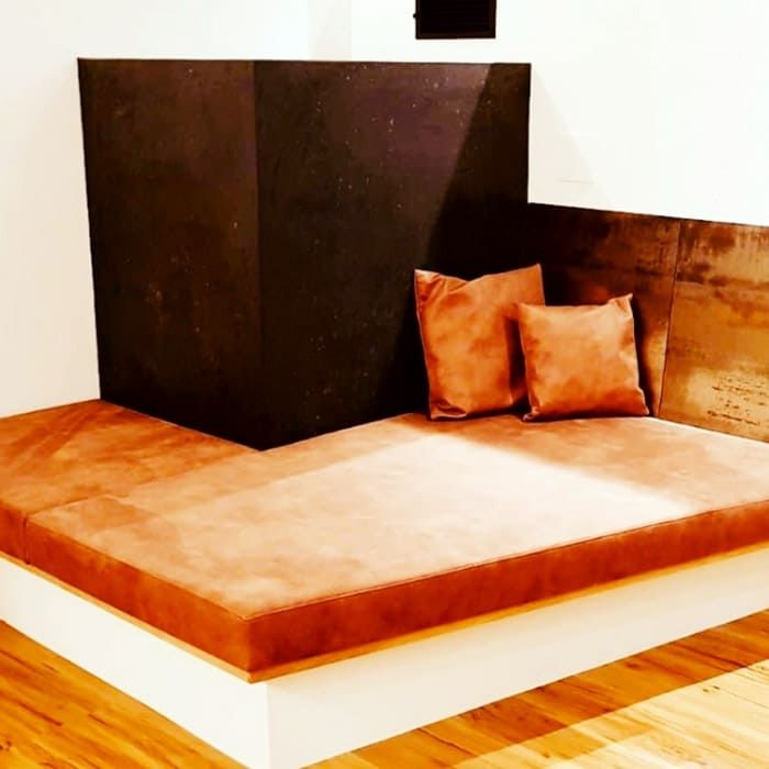 Raumdesign Stefanie polstert eine Sitzbank mit passenden Kissen